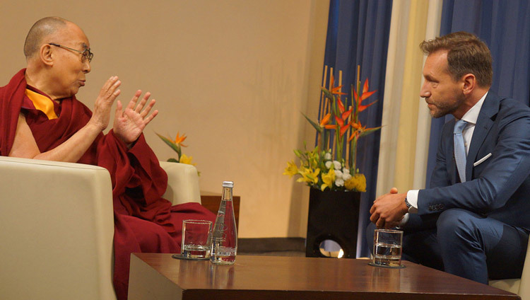 Piotr Krasko of TVN interviewing His Holiness the Dalai Lama in Wroclaw, Poland on September 20, 2016. Photo/Jeremy Russell/OHHDL