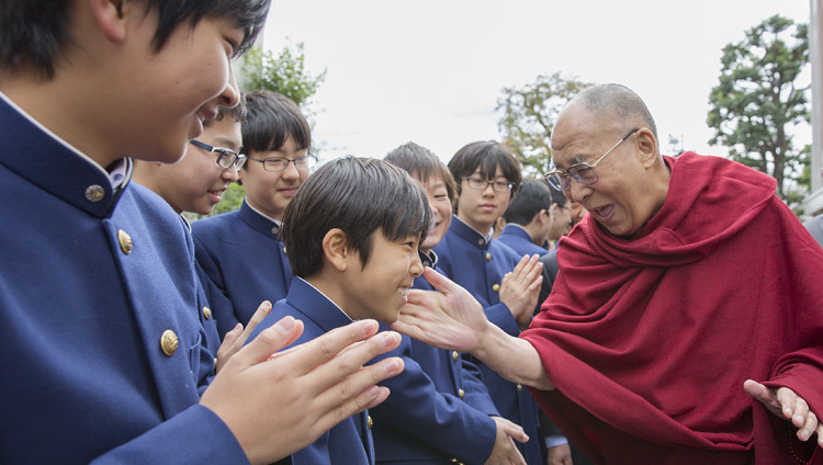  His Holiness the Dalai Lama greeting students on his arrival at Setagaya Junior High School in Tokyo, Japan on November 16, 2016. Photo/Jigme Choephel