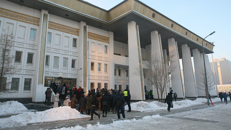 People lined up outside Culture House for admission to His Holiness the Dalai Lama's talk to youth in Ulaanbaatar, Mongolia on November 22, 2016. Photo/Igor Yanchoglov