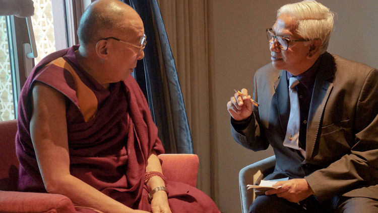 This morning, before venturing out into the ubiquitous drizzle enveloping the city as a result of cyclone Varda, His Holiness gave an interview to veteran ‘Star of Mysore’ journalist N Niranjan Nikam.