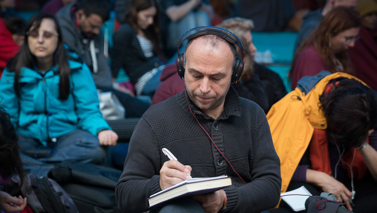 One of the many foreigners attending the 34th Kalachakra Empowerment taking notes during His Holiness the Dalai Lama's first teaching in Bodhgaya, Bihar, India on January 2, 2017. Photo/Tenzin Choejor/OHHDL