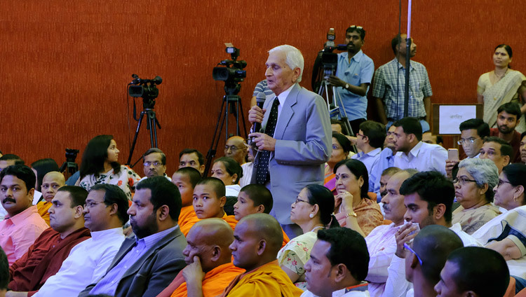 A member of the audience asking His Holiness the Dalai Lama a question during his talk in Bhopal, Madhya Pradesh, India on March 19, 2017. Photo by Chemey Tenzin/OHHDL