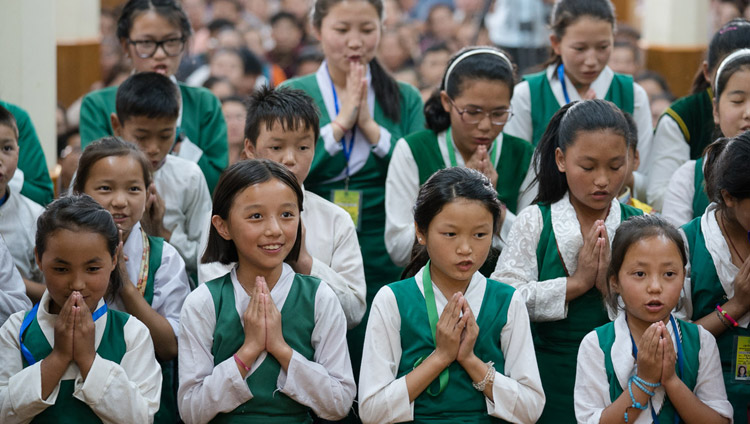 A group of TCV students reciting verses from Akya Yongzin’s ‘Compendium of Ways of Knowing’ at the start of His Holiness the Dalai Lama first day of teachings for Tibetan youth at the Main Tibetan Temple in Dharamsala, HP, India on June 5, 2017. Photo by Tenzin Choejor/OHHDL