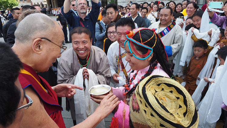 Members of the local Tibetan community offering His Holiness the Dalai Lama a traditional welcome on his arrival at the Mayo Clinic in Rochester, MN, USA on June 13, 2017. Photo by Jeremy Russell/OHHDL