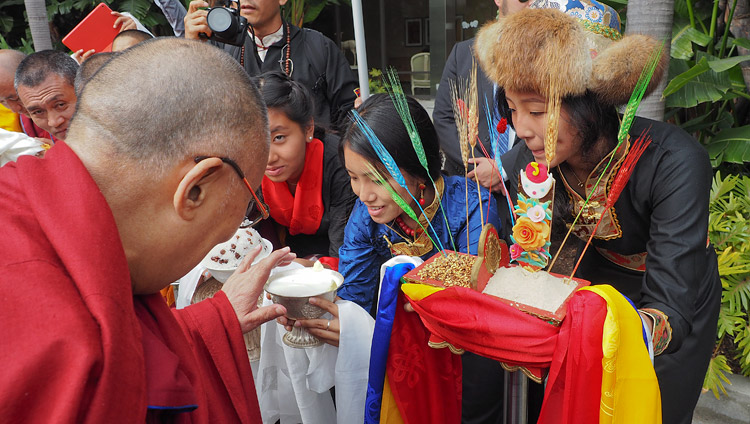 Members of the Tibetan community offering a traditional welcome to His Holiness the Dalai Lama on his arrival in Newport Beach, CA, USA on June 19, 2017. Photo by Jeremy Russell/OHHDL