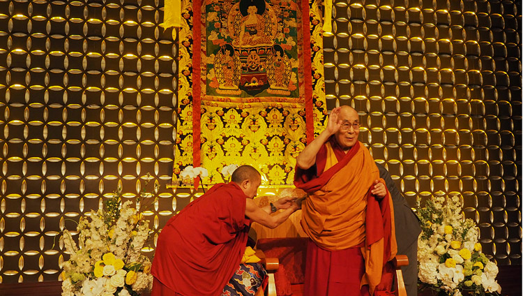 His Holiness the Dalai Lama waving to the over 2000 Tibetans gathered to hear him speak in Boston, MA, USA on June 25, 2017. Photo by Jeremy Russell/OHHDL