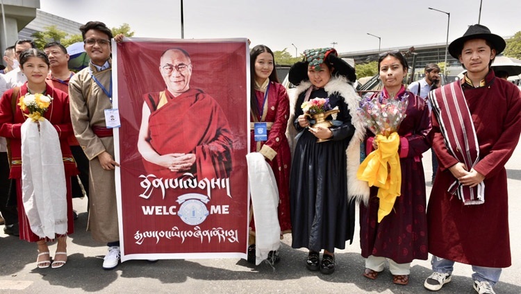2023년 4월 19일 인도 뉴델리 공항에 도착한 달라이 라마 성하를 맞이하기 위해 기다리고 있는 수천 명의 환영 인파 (사진: 텐진 직메 테이데 CTA)