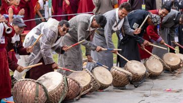 레에서 거행된 관세음보살 수행 허가 의식