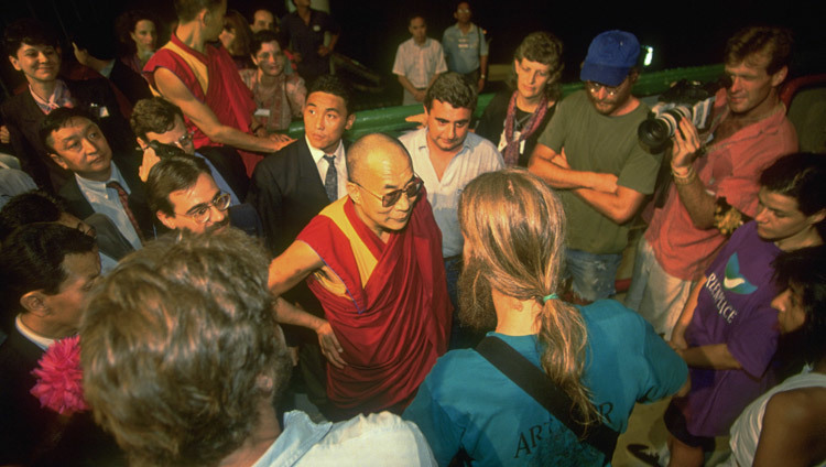 1992년 6월 1일 브라질 리우에서 개최된 UN 지구 정상 회담 기간 중 그린피스의 레인보우 워리어를 방문한 달라이 라마 성하 (사진: 그린피스의 스티브 모간)