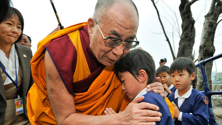 2011년 11월 5일 일본 쓰나미로 폐허가 된 센다이 지역을 방문했을 때 어린 생존자를 위로하는 달라이 라마 성하 (사진: 텐진 최졸)