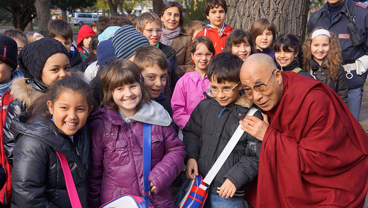 2013년 4월 10일 이탈리아 티롤 남부에 있는 볼자노 도청으로 가는 도중에 한 무리의 어린이들과 이야기를 나누기 위해 걸음을 멈춘 달라이 라마 성하 (사진: 제레미 러셀) 