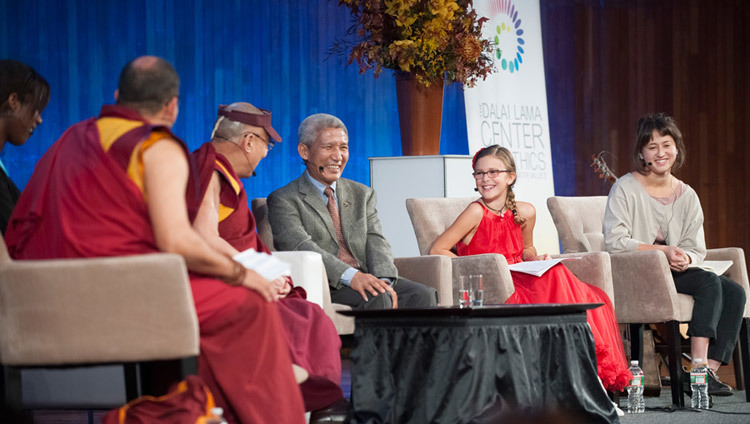 2014년 10월 31일 미국 매사추세츠주 보스톤에 있는 MIT 공대 크레지 강당 (Kresge Auditorium)에서 학생들과 대화를 나눌 당시, 질문에 답하는 달라이 라마 성하 (사진: 브라이언 리마)