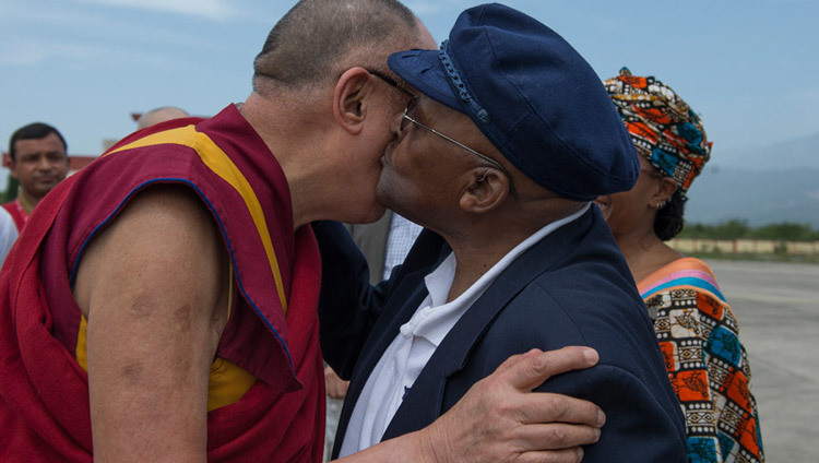 2015년 4월 18일 인도 다람살라 공항에서 데스몬드 투투 대주교를 맞이하는 달라이 라마 성하. 오랜 친구인 두 사람이 인사를 나누는 모습 (사진: 텐진 최졸)