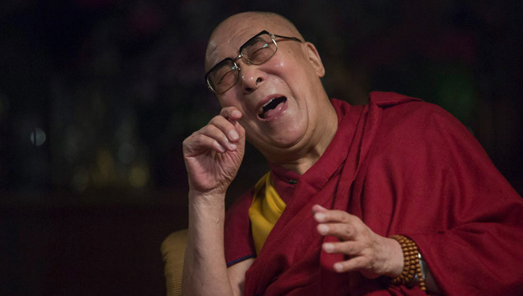 2015년 4월 인도 다람살라에 있는 성하의 관저에서 데스몬드 투투 주교와 기쁨에 관해 이야기를 나누는 도중에 달라이 라마 성하가 활짝 웃고 있다. (사진: 텐진 최졸/ OHHDL)