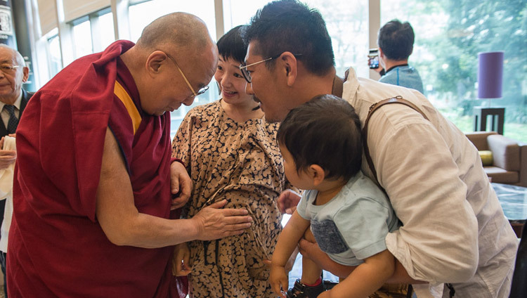 2016년 5월 9일 일본 오사카로 이동하기 위해 나리타에 있는 호텔을 떠나면서 한 산모에게 축복을 내리는 달라이 라마 성하 (사진: 텐진 최졸)