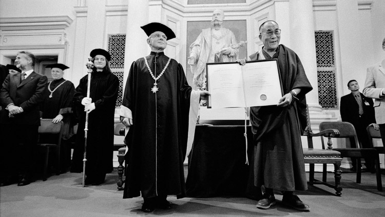 His Holiness the Dalai Lama receiving the Human Rights Award from Graz University in Graz, Austria on October 14, 2002. (Photo by Manuel Bauer)