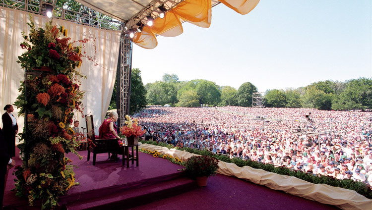 2003년 9월 21일, 미국 뉴욕 센트럴 파크에 6만 명이 운집한 가운데 달라이 라마가 평화와 내적 행복에 관해 연설하는 모습 (사진: 메뉴엘 바우어) 